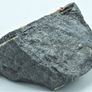 Valentinite sur Antimoine natif, et Kermesite, Pezinok, Slovaquie.