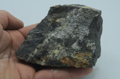 Valentinite sur Antimoine natif, et Kermesite, Pezinok, Slovaquie.