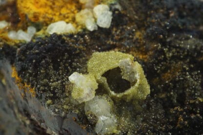 Willemite et smithsonite, carrière du Rivet, Peyrebrune, Tarn.