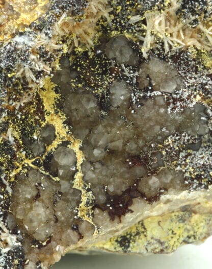 Variscite, wavellite et quartz, carrière de Beauvoir, Échassières, Allier.