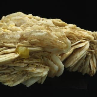 Wulfénite sur Baryte, mine de Lantigné, Beaujeu, Rhône.