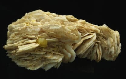 Wulfénite sur Baryte, mine de Lantigné, Beaujeu, Rhône.