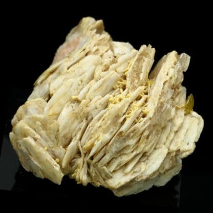 Wulfénite sur Baryte, mine de Lantigné, Beaujeu, Rhône.