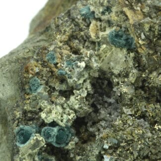 Gormanite sur pyrite, Mine de Salsigne, Aude, Occitanie.