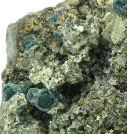 Gormanite sur pyrite, Mine de Salsigne, Aude, Occitanie.