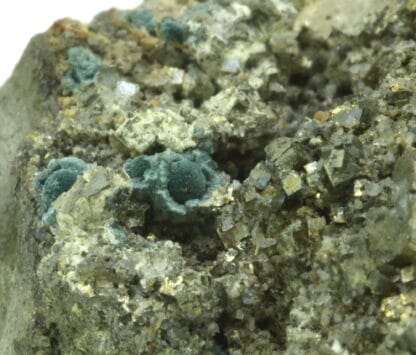 Gormanite sur pyrite, Mine de Salsigne, Aude, Occitanie.