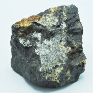 Valentinite sur Antimoine natif, et Kermesite, Pezinok, Slovaquie.