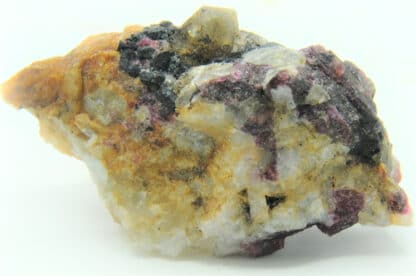 Béhierite et Tourmaline, Manjaka, Vakinankaratra, Madagascar.