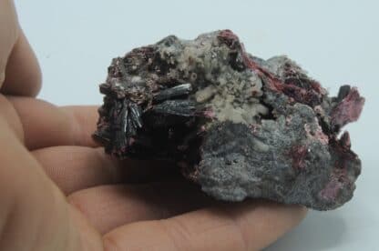 Erythrite (Erythrine) et Quartz, Mine de Bou Azzer, Ouarzazate, Maroc.