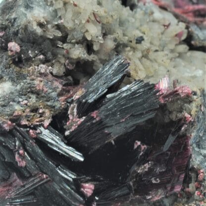 Erythrite (Erythrine) et Quartz, Mine de Bou Azzer, Ouarzazate, Maroc.