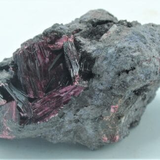 Erythrite (Erythrine) et Quartz, Mine de Bou Azzer, Ouarzazate, Maroc.