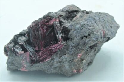 Erythrite (Erythrine) et Quartz, Mine de Bou Azzer, Ouarzazate, Maroc.