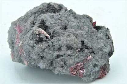 Erythrite (Erythrine) et Quartz, Mine de Bou Azzer, Ouarzazate, Maroc.