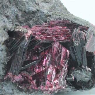 Erythrite (Erythrine) et Quartz, Mine de Bou Azzer, Ouarzazate, Maroc.