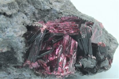 Erythrite (Erythrine) et Quartz, Mine de Bou Azzer, Ouarzazate, Maroc.