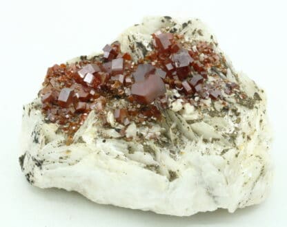 Cristaux de Vanadinite sur baryte, district de Mibladen, Maroc.