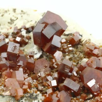 Cristaux de Vanadinite sur baryte, district de Mibladen, Maroc.