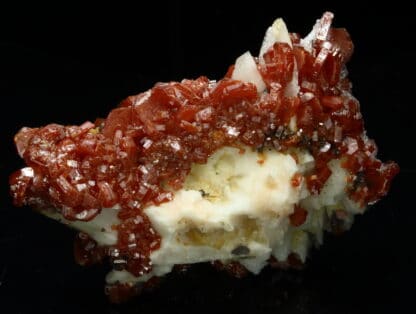 Vanadinite rouge sur baryte crêtée, Mibladen, Maroc.