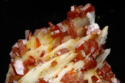 Vanadinite rouge sur baryte crêtée, Mibladen, Maroc.