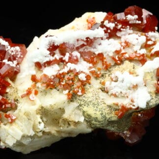 Vanadinite et gypse sur baryte, Mibladen, Maroc.