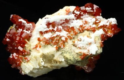 Vanadinite et gypse sur baryte, Mibladen, Maroc.