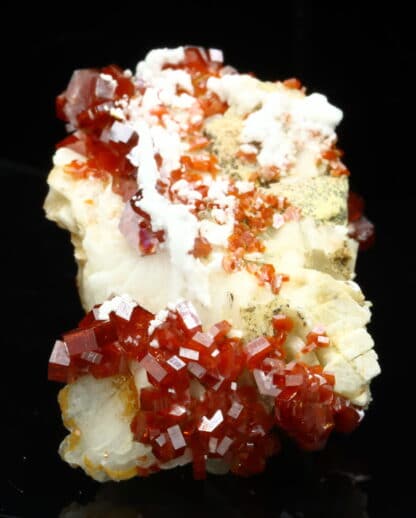 Vanadinite et gypse sur baryte, Mibladen, Maroc.