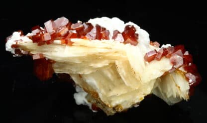 Vanadinite et gypse sur baryte, Mibladen, Maroc.