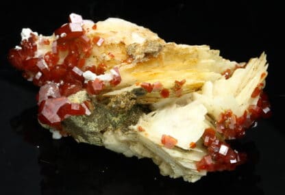 Vanadinite et gypse sur baryte, Mibladen, Maroc.