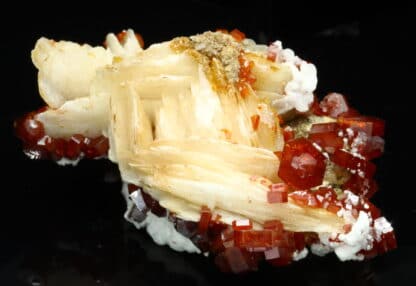 Vanadinite et gypse sur baryte, Mibladen, Maroc.