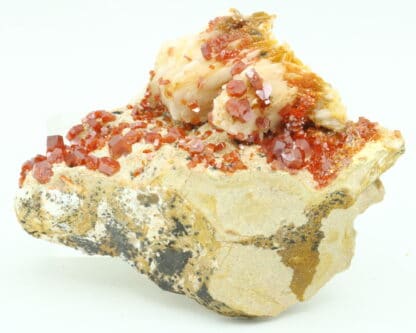 Vanadinite sur baryte, district de Mibladen, Maroc.