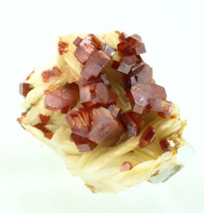 Vanadinite rouge sur baryte crêtée, Mibladen, Maroc.