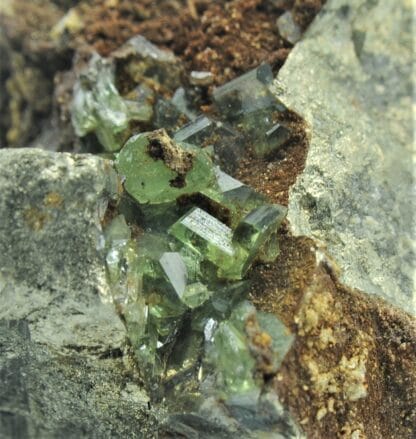 Ludlamite et Pyrite, mine de Salsigne, Mas Cabardès, Aude.