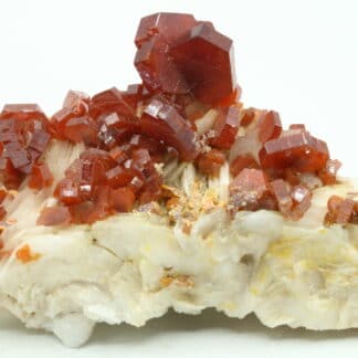 Cristaux de Vanadinite sur baryte, district de Mibladen, Maroc.