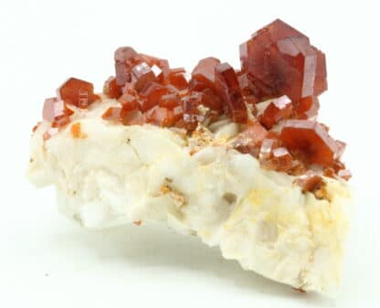 Cristaux de Vanadinite sur baryte, district de Mibladen, Maroc.