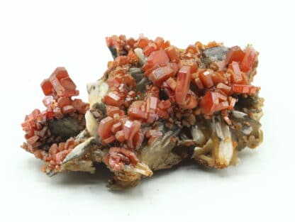 Vanadinite sur baryte, district de Mibladen, Maroc.