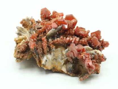 Vanadinite sur baryte, district de Mibladen, Maroc.