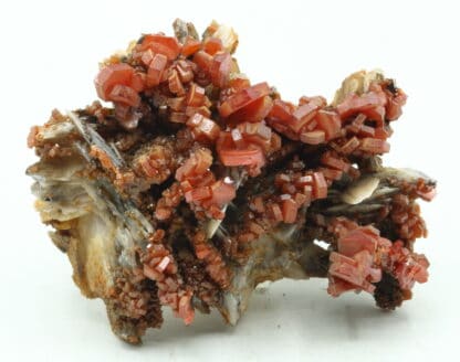 Vanadinite sur baryte, district de Mibladen, Maroc.