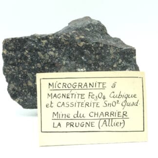 Cassitérite et magnétite dans microgranite, Mine du Charrier, Laprugne, Allier.