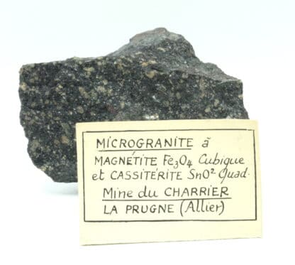 Cassitérite et magnétite dans microgranite, Mine du Charrier, Laprugne, Allier.