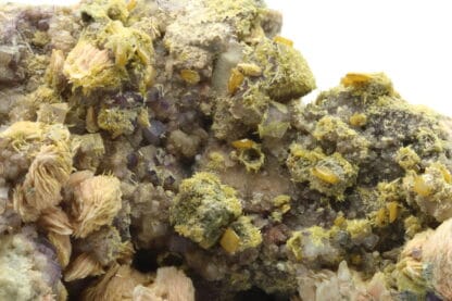 Mimétite, wulfénite, barytine, fluorite, Lantignié, Rhône.