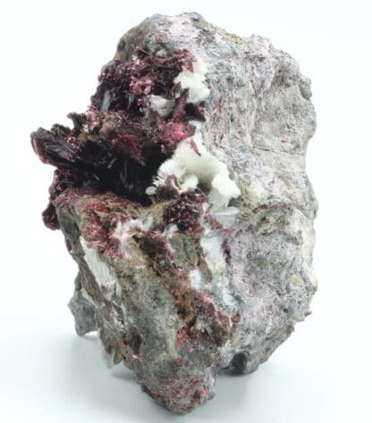 Erythrite et aragonite, Mine de Bou Azzer, Ouarzazate, Maroc.