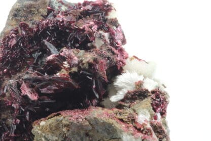 Erythrite et aragonite, Mine de Bou Azzer, Ouarzazate, Maroc.