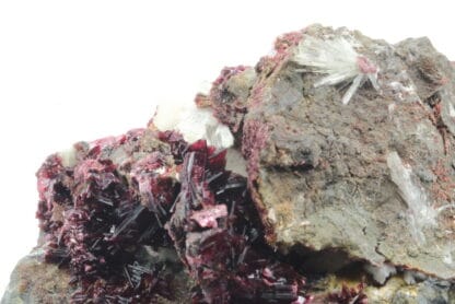 Erythrite et aragonite, Mine de Bou Azzer, Ouarzazate, Maroc.