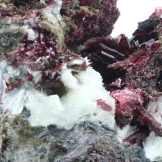 Erythrite et aragonite, Mine de Bou Azzer, Ouarzazate, Maroc.