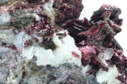 Erythrite et aragonite, Mine de Bou Azzer, Ouarzazate, Maroc.