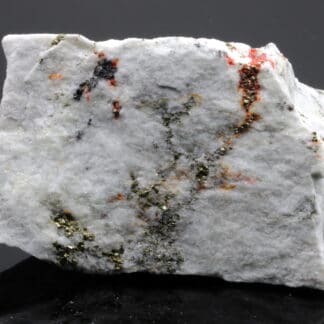 Hatchite, wallisite et réalgar, carrière de Lengenbach, Valais, Suisse.