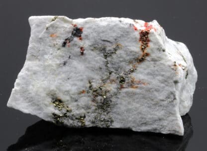 Hatchite, wallisite et réalgar, carrière de Lengenbach, Valais, Suisse.