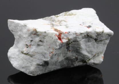 Hatchite, wallisite et réalgar, carrière de Lengenbach, Valais, Suisse.