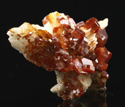 Vanadinite rouge sur baryte crêtée, Mibladen, Maroc.