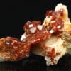 Vanadinite rouge sur baryte crêtée, Mibladen, Maroc.